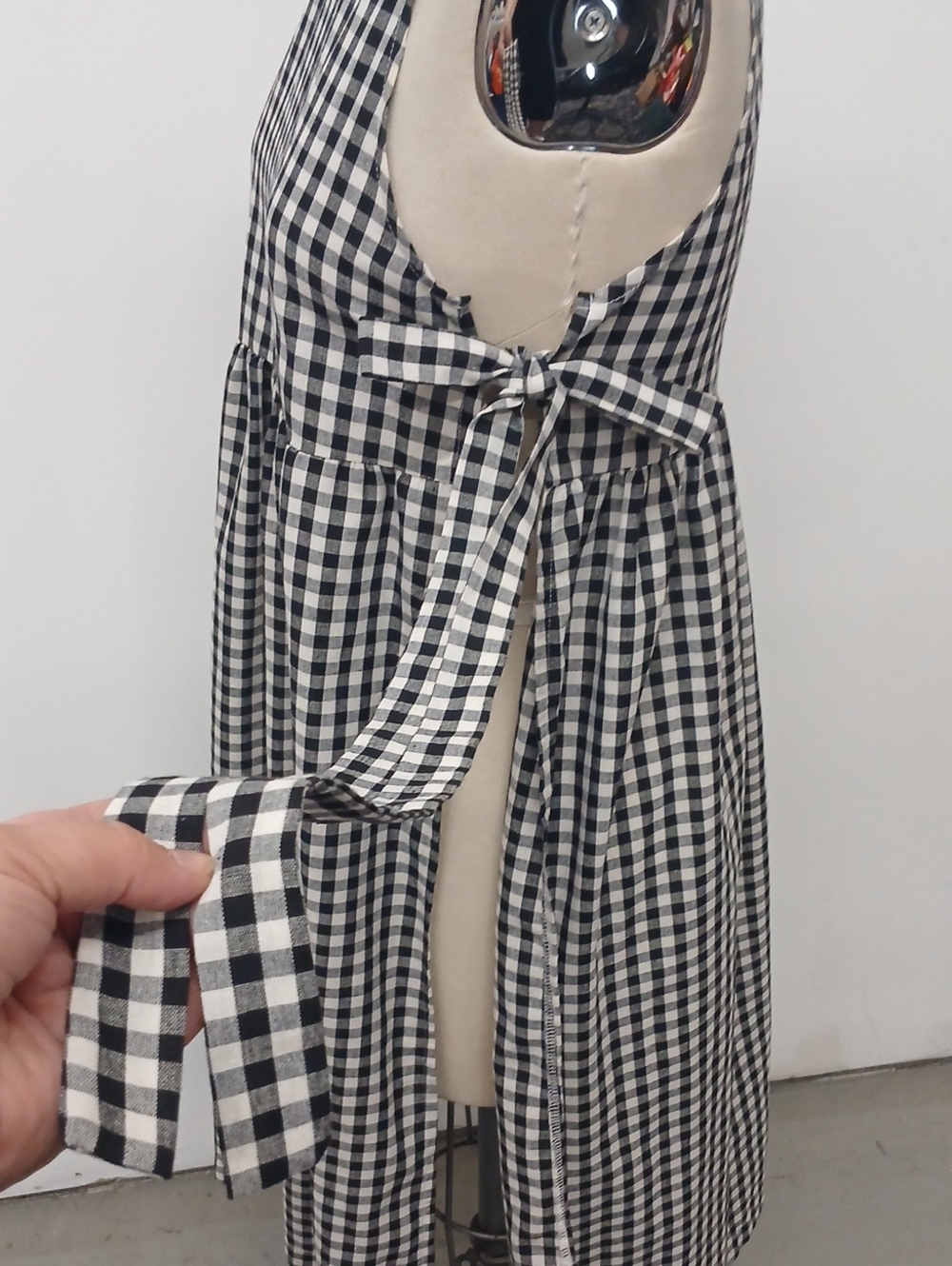 Black & White Gingham Sleeveless Side Tie Apron - Picture 4 of 5